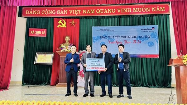 VietinBank tặng quà Tết cho các gia đình khó khăn tại xã Sơn Lễ